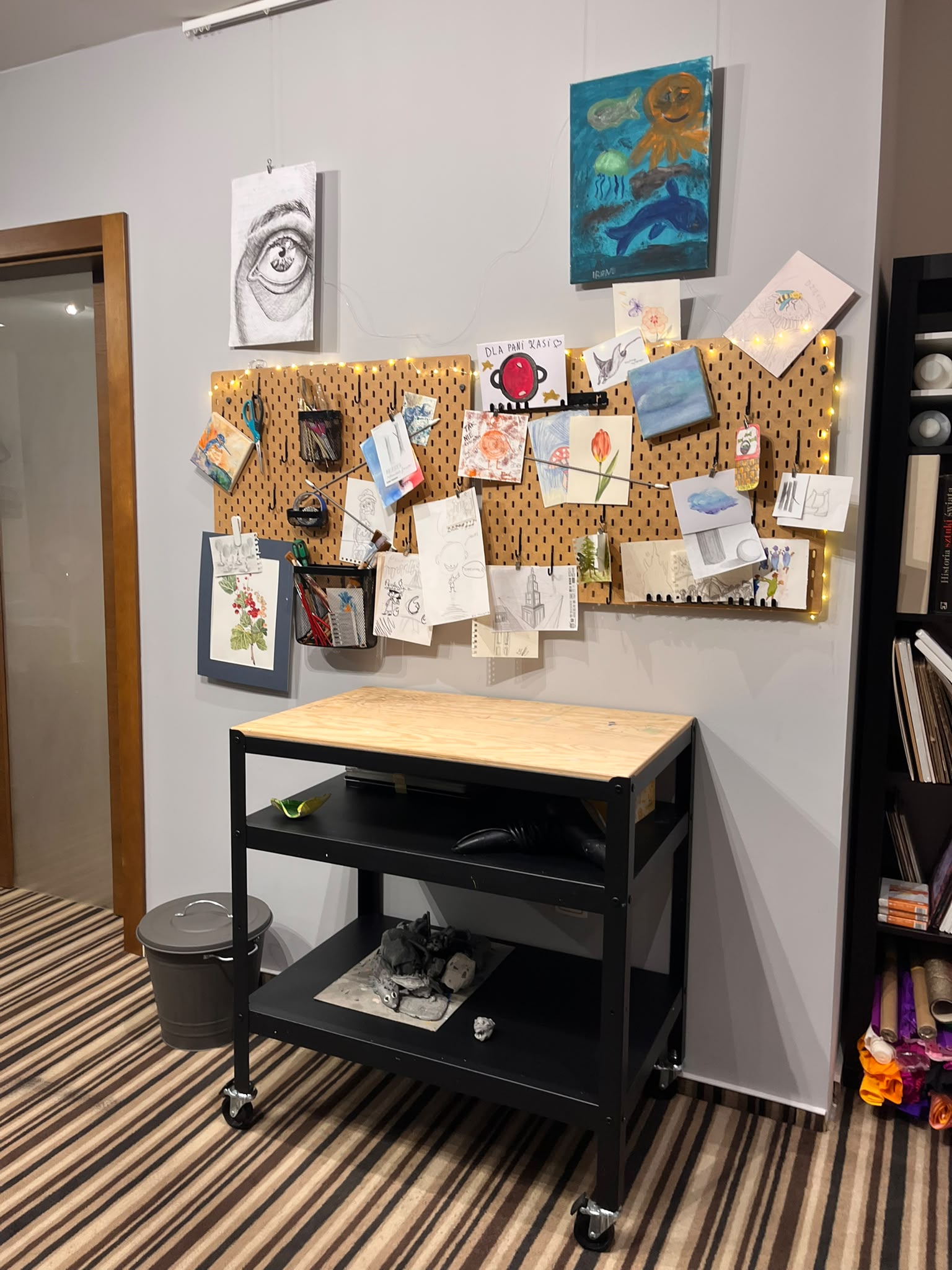 Tablica inspiracji i prac uczestników Pracowni Twórczej