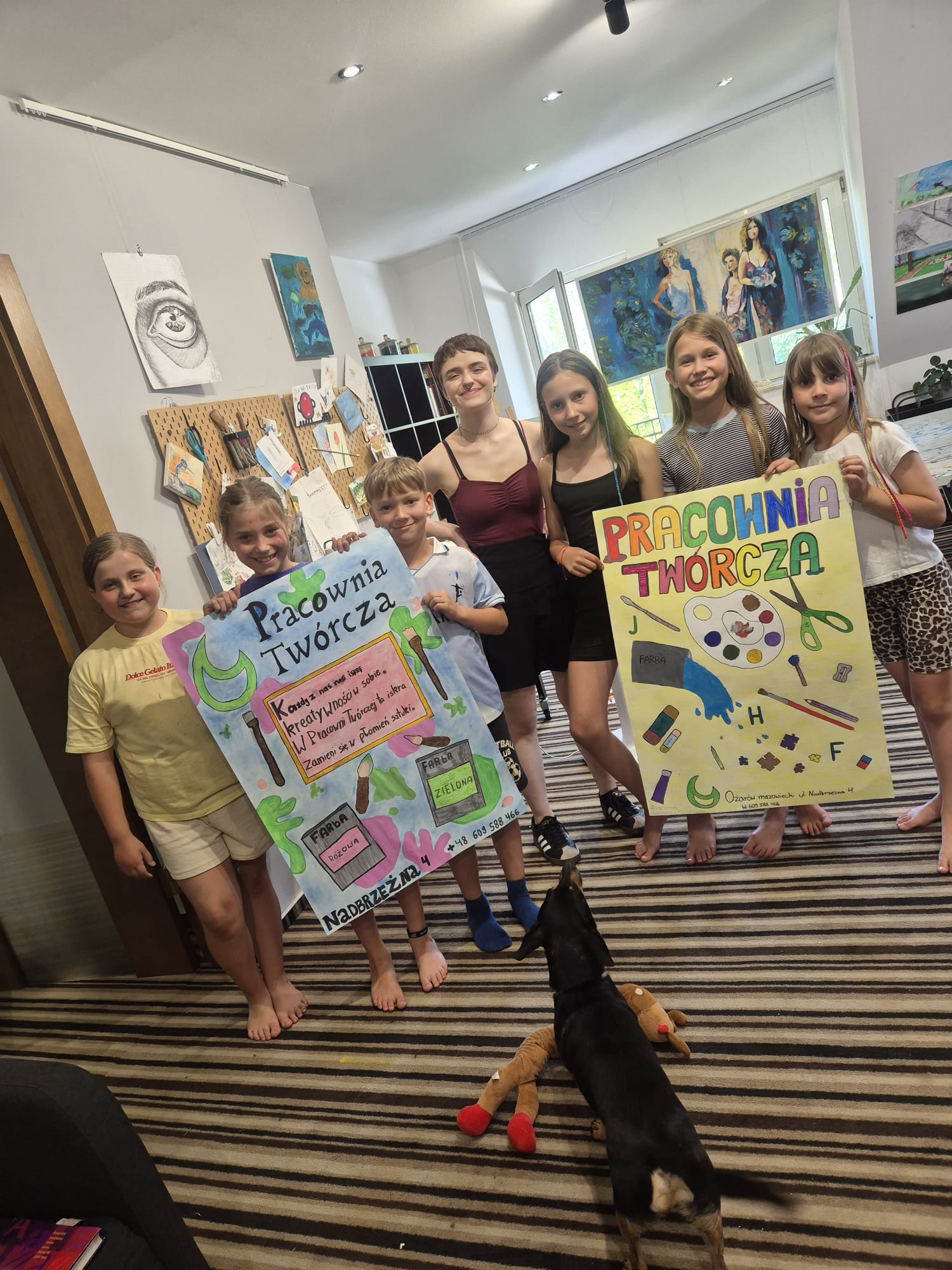 Uczestnicy zajęć z autorskimi plakatami Pracowni Twórczej
